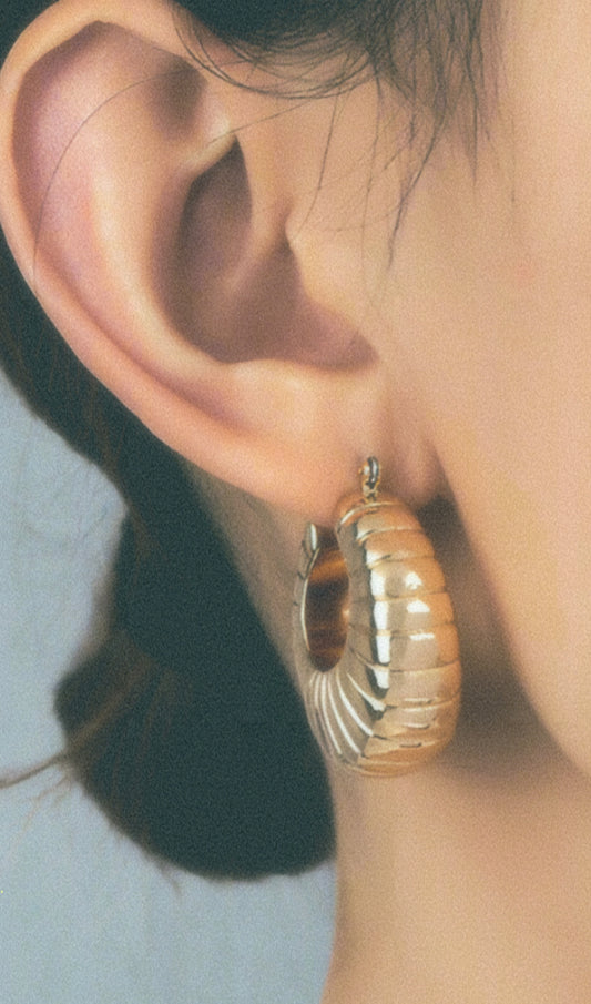 “MORGAN” Puffy Clam Shell Pattern Hoop Earrings